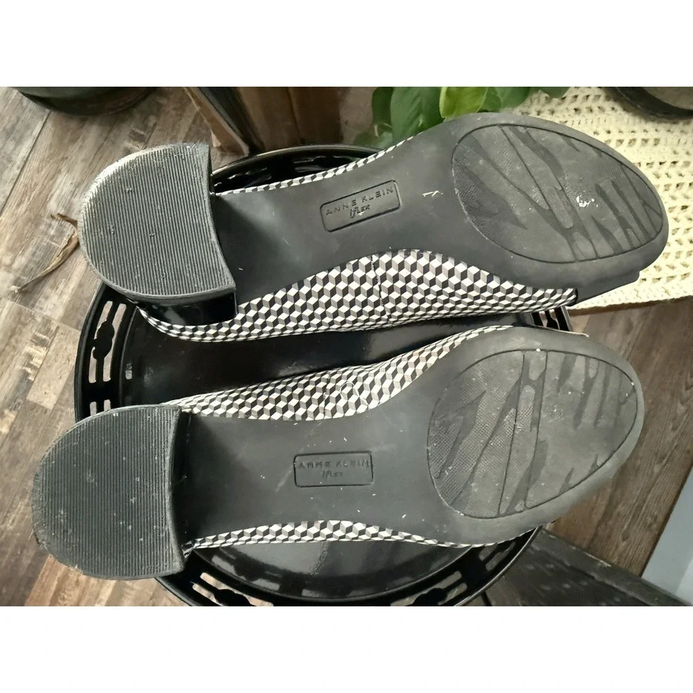 Anne Klein Houndstooth Kitten Heel Patent Leather Pump Size 7.5 Black & White - Picture 9 of 10
